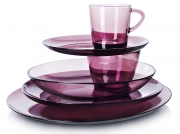Série nádobí Ljuvlig (Ikea), hrnek 25 Kč/ks, dezertní talíř 25 Kč/ks, hluboký talíř 39 Kč/ks, talíř o průměru 27 cm 39 Kč/ks, talíř o průměru 31 cm 59 Kč/ks, IKEA