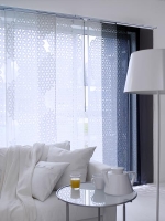 Tenký, lehký a světlopropouštějící závěs Anno Ljuv je ukotven nahoře i dole v kolejničkách za pomoci systému Kvartal (IKEA)
