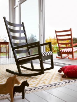 Houpací křeslo Värmdö, masivní borovice, akrylová glazurovací barva, cena 2 990 Kč, www.ikea.cz