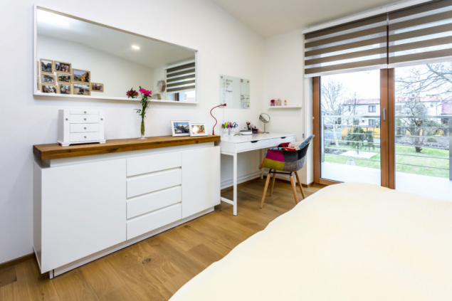 Z pokoje v podkroví se proskleným vstupem dostanete na prostorný balkon chráněný před sluncem přesahem střechy