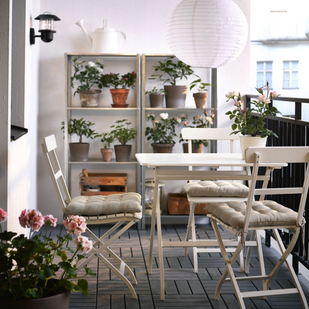 Stůl se 2 židlemi Mälarö, ocelová konstrukce, deska sedáku a stolu masivní akácie, cena 3 088 Kč, podlaha Runnen, www.ikea.cz