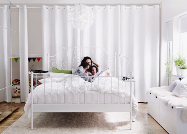 Romantické poležení nabízí bíle lakovaný kovový rám postele Leirvik, pro matraci 160 x 200 cm, www.ikea.cz