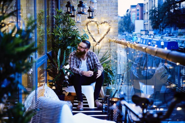Osvětlovací LED řetěz Särdal, 12 světel, transparentní, bateriový, použitý na zábradlí a na srdce, www.ikea.cz