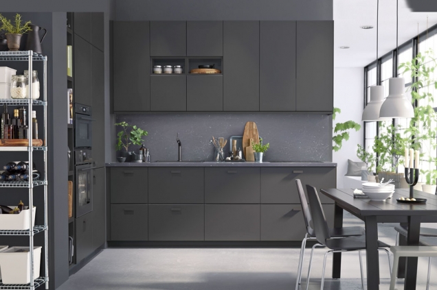 Kuchyňská dvířka Kungsbacka s matnou antracitovou úpravou jsou zhotovena ze dřeva a z fólie z recyklovatelného plastu zhotoveného z PET lahví, www.ikea.cz