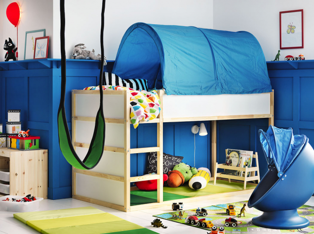 Patrová postel Kura z borovicového dřeva je doplněná látkovým baldachýnem Kura, 90 × 200 cm, cena postele 3 990 Kč, baldachýnu 349 Kč, www.ikea.cz