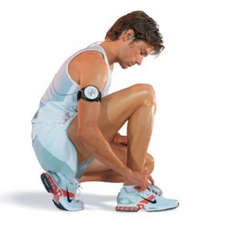 Přehrávač MP3RUN (Philips) má senzor rychlosti na bázi technologie Bluetooth, který připnutý k botě shromažďuje informace o sportovním výkonu. Ty pak lze zpřístupnit formou audio odpovědi nebo stáhnout do počítače. Cena 11 990 Kč, PHILIPS