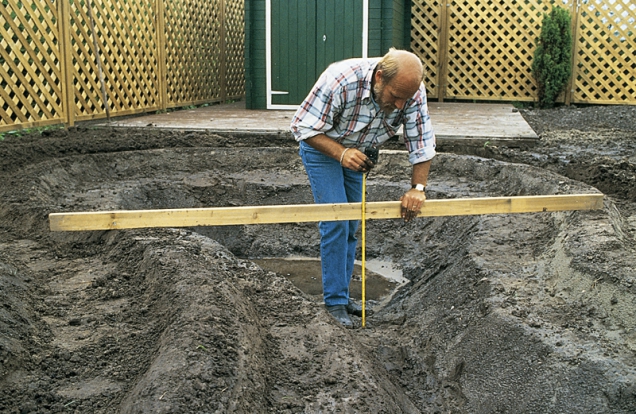 2. Rozhodněte se, kde bude hloubka. Vymodelujte dno a v nejhlubším místě přidejte ještě cca 25 cm pro umístění sacího koše čerpadla. Jámu vyčistěte od kamenů a kořenů a nasypte 10cm vrstvu písku.
