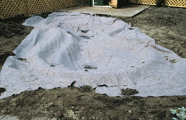 3. Pro lepší ochranu fólie přikryjte písek ještě geotextilií. Kolem obrysu jezírka vybudujte cca 15 cm hluboký příkop, tzv. kapilární uzávěru, která bude zabraňovat sklouznutí fólie dovnitř jezírka.