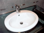 Zápustné umyvadlo série Zero Light (CATALANO), cena 6 000 Kč, s umyvadlovou baterií Tenso (GROHE), cena 9 240 Kč