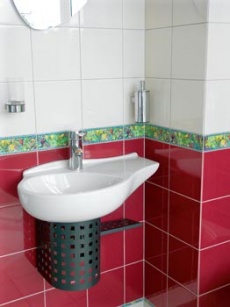 Součástí koupelnového setu Oblic (VILLEROY & BOCH) je malé umyvadlo v levostranném provedení, cena 6 512 Kč, osazené umyvadlovou baterií (KEUCO), cena 10 952 Kč