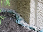 Detail u fasády: je chráněna kačírkovou drenáží, která je od substrátu oddělena geotextilií, aby se nazanášela