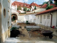 V průběhu rekonstrukce byly plochy perfektně rozměřeny, srovnány a pak přišly na řadu stavební práce. Teprve potom mohli nastoupit zahradníci se substráty