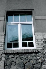 Ani starší stylový dům se nemusí vždy bát plastových oken. Začátek 90. let je ten tam - současná nabídka je dostatečně pestrá i v estetických nárocích (Dafe plast)