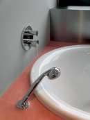 Tajemství pravého tadelaktu spočívá ve speciálním složení, kvalitě místního vápna a dodržení tradičních pracovních postupů. Cena závisí na použitém pigmentu a činí asi 5 000 Kč/metr čtvereční (DONLIČ INTERIER)