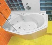 Prostorná vana se zařízením pro hydromasáž a perličkovou lázeň je vybavena i sprchovým setem a zástěnou umožňující pohodlné sprchování