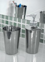 Nerezové doplňky už jen podtrhují design pěkné koupelny