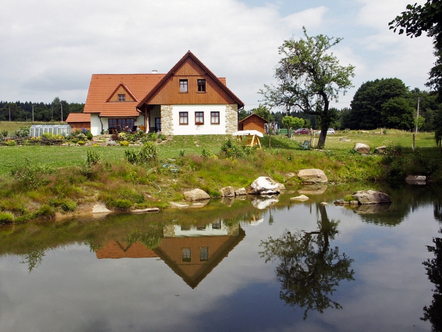 Novostavba zemědělské usedlosti v blízkosti Hořiček nedaleko Babiččina údolí ctí krásnou přírodu i stavební tradici východních Čech.