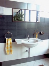 Umyvadlo ze série San Remo (IDEAL STANDARD), cena 8 539 Kč, je osazeno baterií z kolekce Starck (HANS GROHE), cena 12 471 Kč