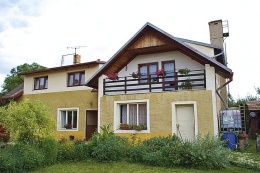 Pohled ze dvora, vpravo nově přistavená část s lodžií