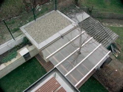 Zahradní domek se zasklenou pergolou a paulovnií