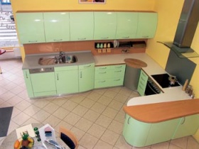 Kuchyňská sestava Dynamic pistácie s poloostrůvkem, povrch lesk, cena sestavy (bez spotřebičů a doplňků) 252 755 Kč