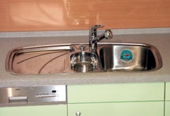 V kuchyňské sestavě Dynamic pistácie je zabudovaný dřez FRANKE, cena 17 850 Kč, a baterie FK 2050 (FRANKE), cena 5 950 Kč