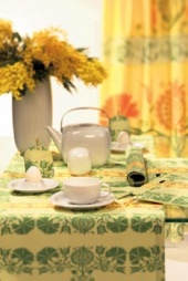 Jaro v typických svěžích barvách, kolekce Pieni Granaatti (Marimekko), cena šálku s podšálkem 380 Kč, cena konvice 640 Kč, AKIT