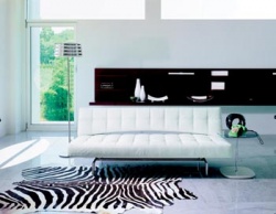 Rozkládací pohovka Pierrot King, design Glenn Thomas, kůže, cena od 90 000 Kč, LIVING SPACE