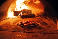 V zahradní peci si můžete upéct vše, co lze připravit v klasické troubě nebo na grilu.