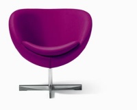 Otočné čalouněné křesílko Planet, design Sven Ivar Dysthe, výrobce norská firma Stokke, 75 x 75 cm, v. 76 cm, cena podle potahu od 25 979 Kč, PRAGONOR