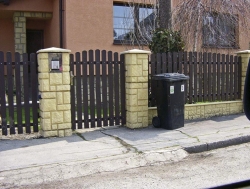 Štípaný beton je velmi vděčným materiálem pro obklady zděných částí plotů, zejména pro příznivou cenu