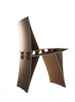 Překližková židle Plywood extrude, školní projekt, funkční židle z překližkového panelu 200 x 122 cm s minimálním odpadem a minimem kovových spojů (2005)