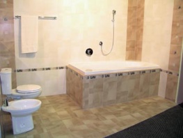 Obkládačky z kolekce Teak Beige a Teak Noce (30 x 58 cm) 1 183 Kč/metr čtvereční, dekor 730 Kč/ks, listely (5 x 30 cm) 239 Kč/ks a (2 x 30 cm) 118 Kč/ks, vana Lake (SANTECH), 14 161 Kč, WC kombi Erika (HATRIA) 6 567 Kč, bidet 2 260 Kč