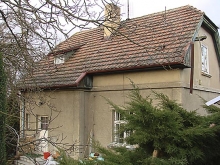 Současný stav. Vstup je zvýrazněn malým rizalitem