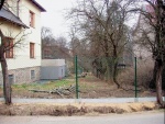 Současný pohled na zanedbanou zahradu u nově zrekonstruovaného rodinného domu