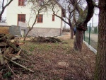 Současný pohled na zanedbanou zahradu u nově zrekonstruovaného rodinného domu