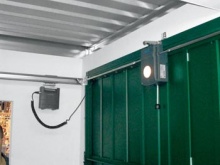 Výklopná garážová vrata ovládaná elektropohonem