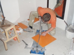 S pokládáním dlažby pomohl Vojtovi známý