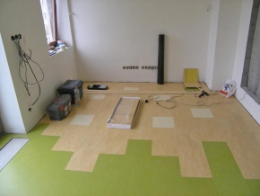Do obývacího pokoje spojeného s kuchyní zvolil Vojta plovoucí podlahu marmoleum 