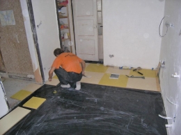 Po vylití podlah betonem přišla na řadu pokládka podlahové krytiny