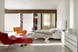 Bílá ložnicová sestava Lumeo (Ligne Roset), bílý lak, též v tmavěhnědém dubu, ebony nebo přírodním, rám 160 x 200 cm nebo 180 x 200 cm, cena 40 500 Kč, lavice stojí 14 330 Kč, komoda a šatní skříň 155 000 Kč, LIGNE ROSET