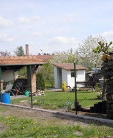 Po důkladném úklidu zanedbané zahrady postavili plot