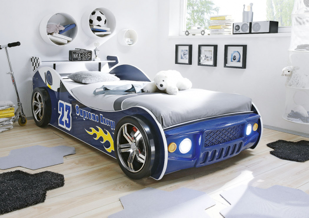 Dětská autopostel Energy se prodává bez roštu a matrace, ale včetně osvětlení. Rozměry  108 × 69 × 220 cm, cena 6 299 Kč, www.kika.cz