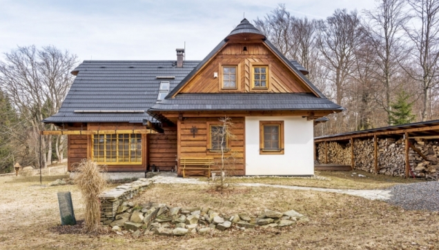Realizace dřevěnky se ujal Ing. arch. Radim Musil a valašští tesaři z firmy Stavby dřevěnic, www.stavbydrevenic-valassko.cz