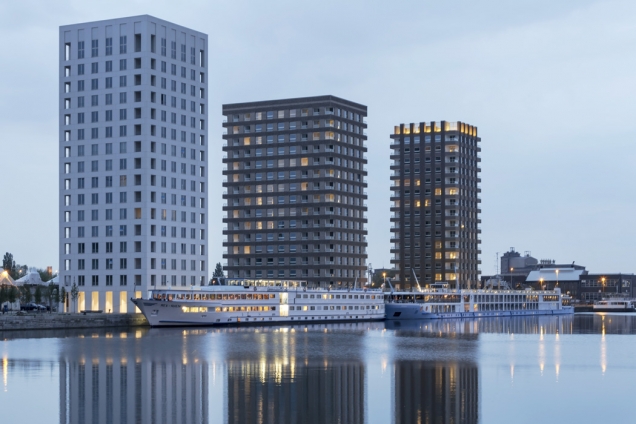 Brick Awards 2018: Hlavní cena + kategorie Společné bydlení: Bytové domy Westkaai Towers 5 &amp; 6, Antverpy, Belgie Architekt: Tony Fretton Architects, Velká Británie, ve spolupráci s ateliérem De Architekten NV Bytové domy jsou součástí většího rezidenčního projektu ve smíšené zástavbě. Nápadité použití lícových cihel dodalo stavbě monumentální výraz a originalitu.