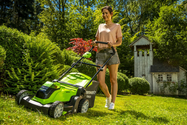 Tekutá membrána illbruck SP925 je vhodná pro venkovní i vnitřní aplikace. Je univerzálním materiálem, kterým utěsníte všechny spáry a prostupy, kterými zatéká nebo by zatékat mohlo.