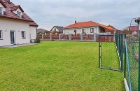 Pohled od kulaté terasy v rohu zahrady k domu a ke komunikaci a domům za plotem. Terasa u domu je v návrhu mnohem lépe chráněna proti pohledům, z tohoto směru hluku a větru