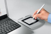 Při práci s tabletem je ruka ve výrazně přirozenější pozici než s myší. Máte pocit, že píšete nebo kreslíte. Mnohým lidem přechod z myši na tablet pomohl při problémech s krční páteří, ramenem, lokterm či zápěstím