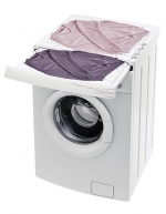 Pračka Calima (Electrolux) nabízí vyhřívanou vytahovací desku, která horkým vzduchem suší nejpotřebnější právě vyprané kusy prádla. Cena od cca 13 000 Kč 
