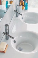 Z jednoho kusu keramiky je dvojumyvadlo Tonic (130 x 52 cm), určené pro kombinaci se skříňkou K12188BJ, cena 22 607 Kč, IDEAL STANDARD